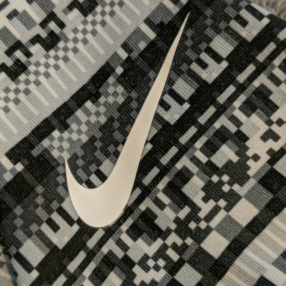 Nike Pro pullover Sweatshirt Size medium - Picture 3 of 4